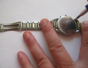 Как открыть наручные часы: три распространенных типа крепления задней крышки